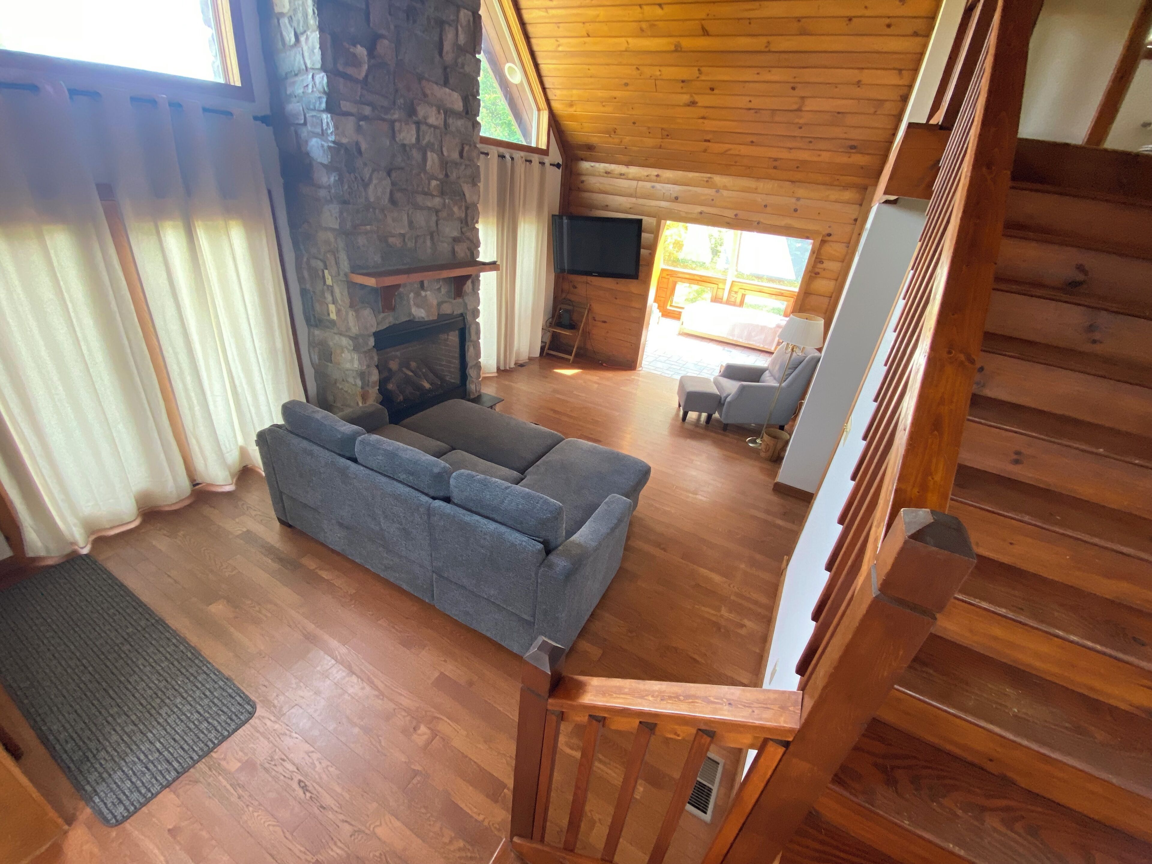 Smart TV, chimenea y libros 