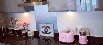 1 Bed Apartment Sleeps 2 - Free Parking -