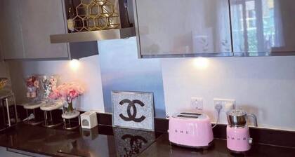 1 Bed Apartment Sleeps 2 - Free Parking -