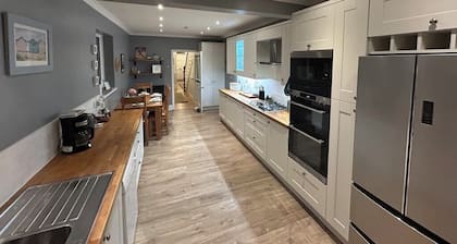 Coastal Charm - Whitley Bay: Beach - Coast - Country -Parking - Pet Friendly