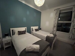 3 bedrooms, iron/ironing board, travel cot, WiFi - Coastal Charm - Whitley Bay: Beach - Coast - Country -Parking - Pet Friendly (Whitley Bay)