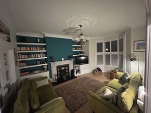 TV connectée, cheminée, livres