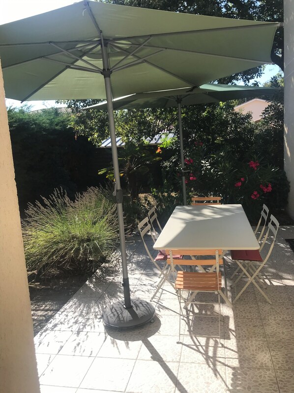 Outdoor dining - House Gujan Mestras, Bassin d'Arcachon Quartier La Hume Ideal family, 6 pers (Gujan Mestras)