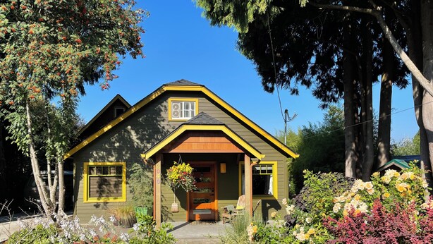 A small house with a front porch, surrounded by a variety of plants and flowers. - Artist/Writer retreat- fab breakfast! (Corvallis)