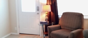 Charming 2-bedroom house with AC, WiFi in serene Green Bay