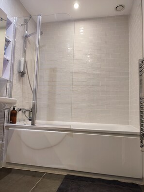 Haartrockner, Handtücher, Seife, Toilettenpapier