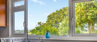 The Hideaway - Spacious 3 Bedroom Apartment