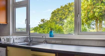 The Hideaway - Spacious 3 Bedroom Apartment