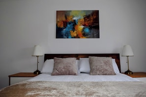 3 bedrooms, free WiFi, bed sheets - The Hideaway - Spacious 3 Bedroom Apartment (Truro)