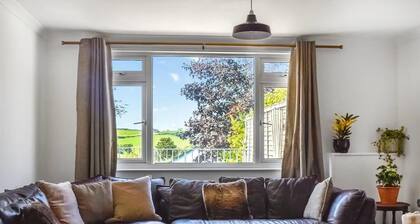 The Hideaway - Spacious 3 Bedroom Apartment