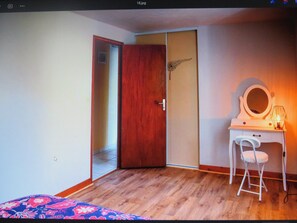 2 bedrooms, iron/ironing board, free WiFi