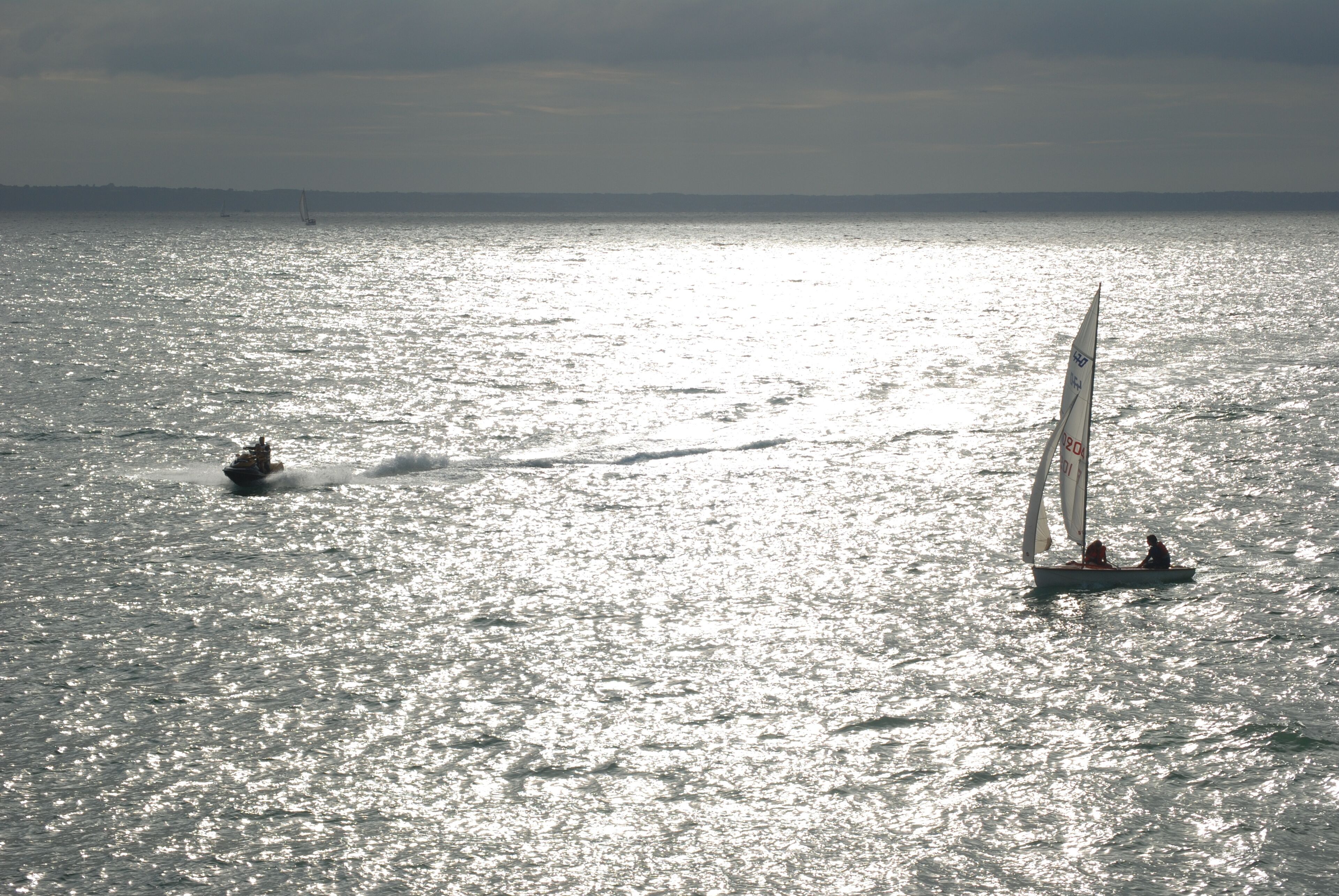 Ein Segelboot auf dem Wasser.