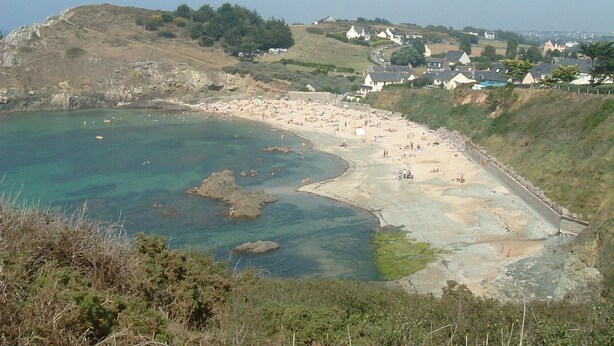 A coastal town with a beach, houses, and rocky terrain. - For rent, single-storey farmhouse with large grounds. not enclosed (Lamballe-Armor)
