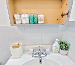 Haartrockner, Handtücher, Seife, Toilettenpapier