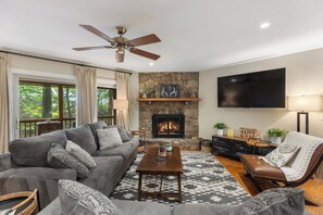Smart TV y chimenea 