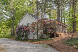 A house with a chimney, surrounded by trees and flowering plants. - 2bd/2ba Cashiers 5 min. New remodel, one level, pet friendly (Glenville)
