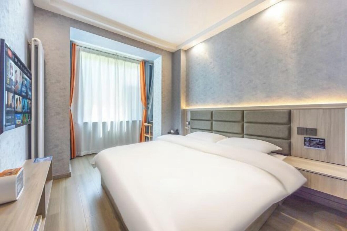 Light Luxury Queen Room