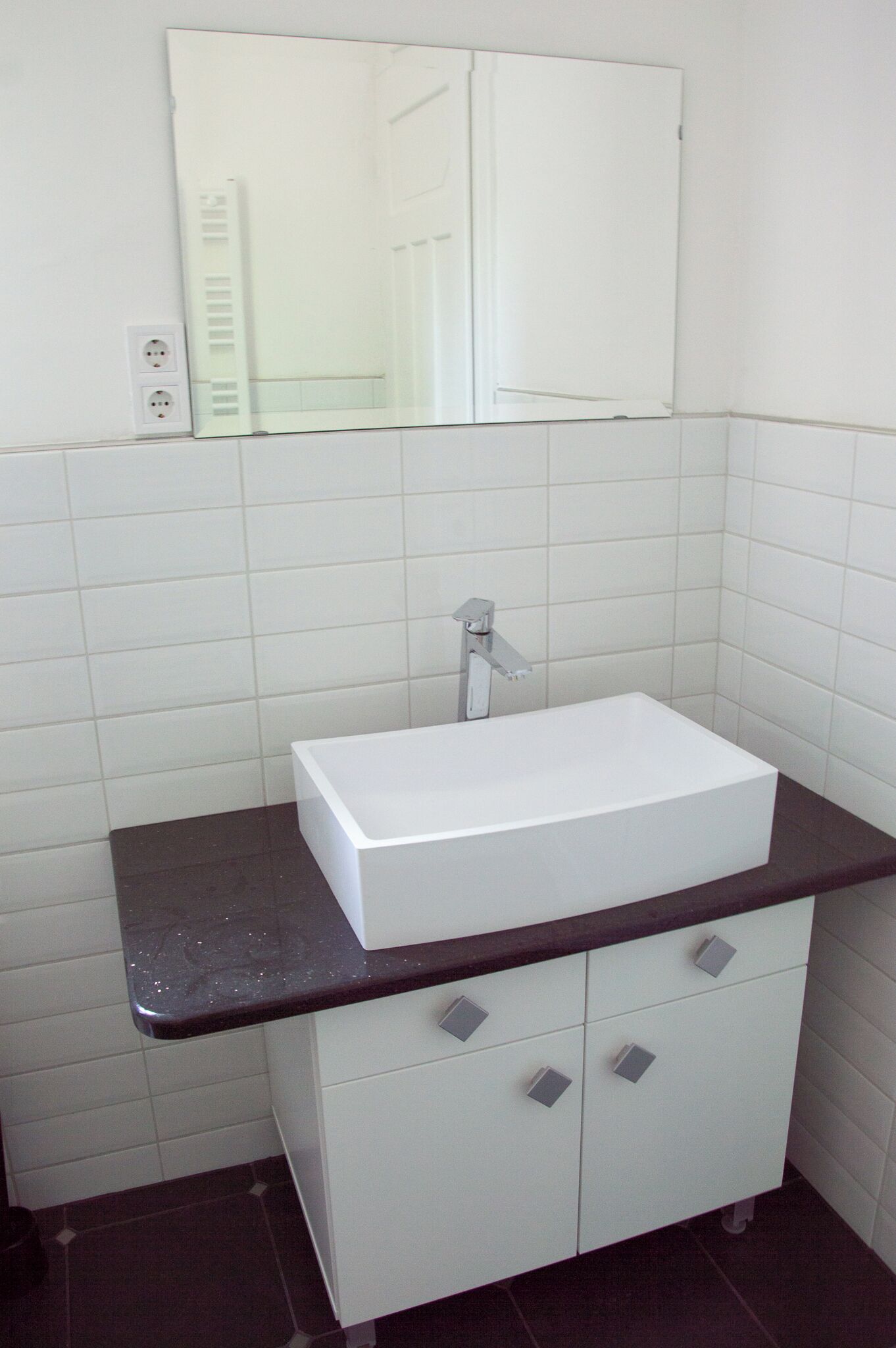 Sèche-cheveux, serviettes fournies, papier toilette