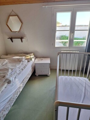 5 bedrooms, iron/ironing board, free WiFi - Quiet family home in LOIX with 8 beds and enclosed garden. (Loix)