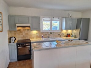 Fridge, microwave, oven, stovetop - Quiet family home in LOIX with 8 beds and enclosed garden. (Loix)