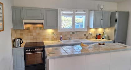 Quiet family home in LOIX with 8 beds and enclosed garden.