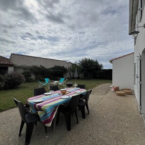 Outdoor dining - Quiet family home in LOIX with 8 beds and enclosed garden. (Loix)
