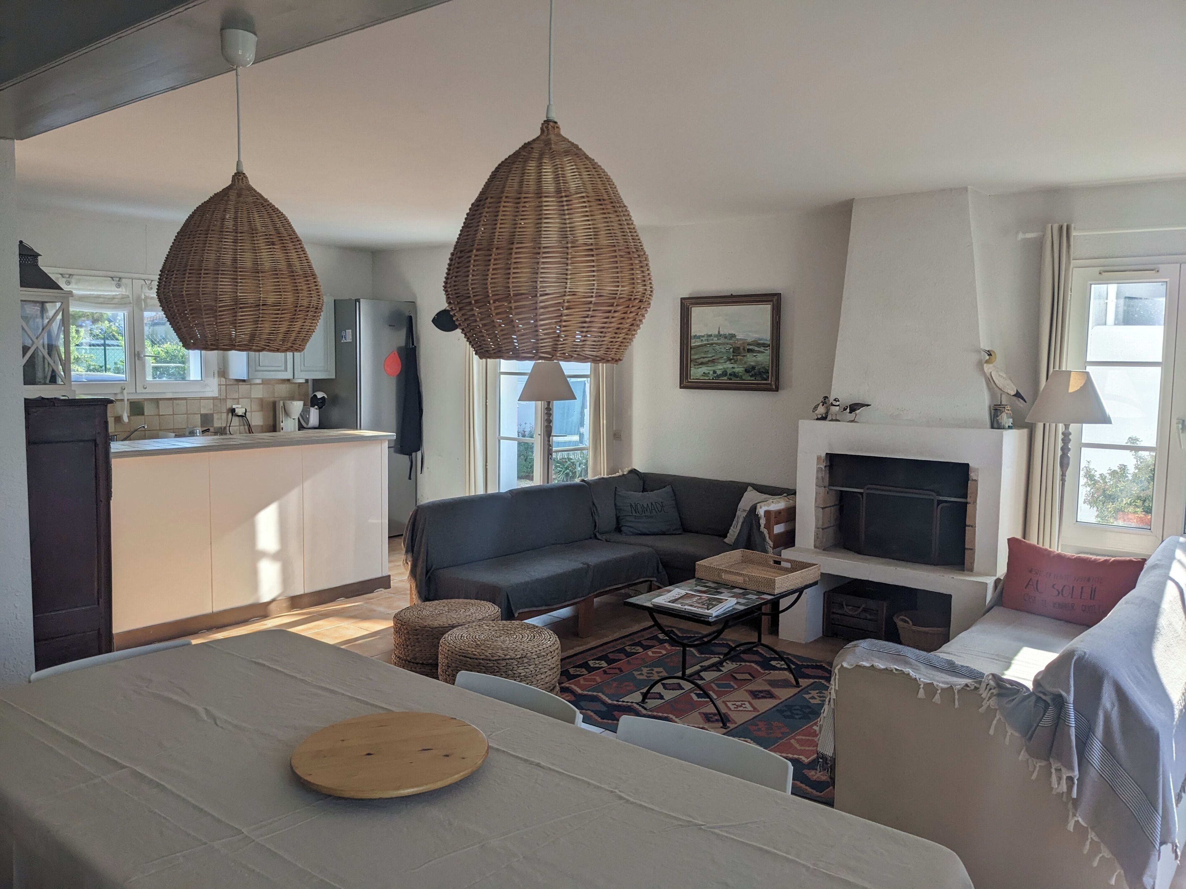 Una sala moderna con sofá, una mesa de centro y una chimenea.