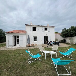 Outdoor dining - Quiet family home in LOIX with 8 beds and enclosed garden. (Loix)