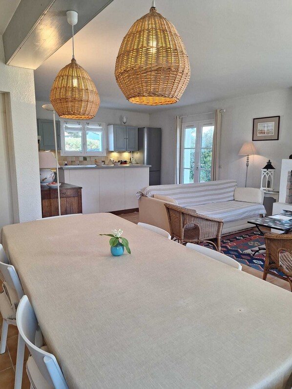 Living area - Quiet family home in LOIX with 8 beds and enclosed garden. (Loix)