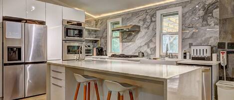 Refrigerador, microondas, horno, placa de cocina