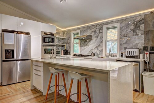 Cozy Furnished NE Atlanta Home with Outdoor Fireplace Ideal for Extended Stays