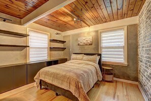 4 bedrooms, desk, iron/ironing board, free WiFi