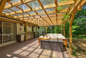 Terrace/patio - Cozy Furnished NE Atlanta Home with Outdoor Fireplace Ideal for Extended Stays (Atlanta)