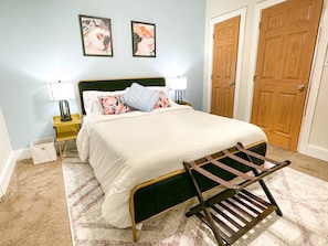 4 bedrooms, iron/ironing board, WiFi, bed sheets