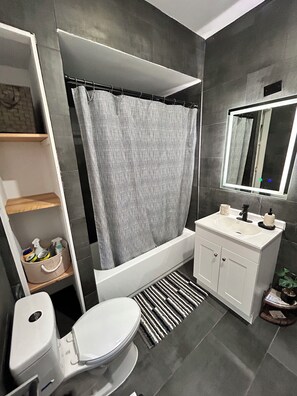 Bidet, toallas, jabón, papel de baño 