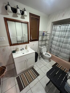 Bidet, Handtücher, Seife, Toilettenpapier