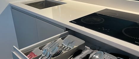 Appartement | Privékeuken | Een koelkast, een magnetron, een oven, een kookplaat