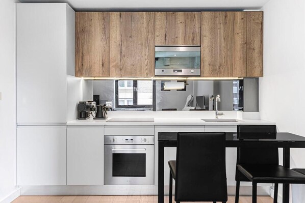 Apartment | Private kitchen | Fridge, microwave, oven, stovetop - Stylish Modern Apartment in St Albans City (St Albans)