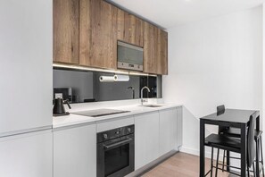 Apartment | Private kitchen | Fridge, microwave, oven, stovetop - Stylish Modern Apartment in St Albans City (St Albans)