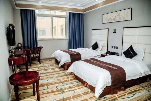 A hotel room with two beds, a desk, a chair, a television, and a window with curtains. - Holiday Inn Hebi Xianhe Lake (Qibin Avenue Municipal Government Branch) (Hebi)
