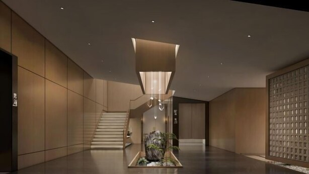Un interior moderno con una escalera central, un foco empotrado y un pequeño jardín interior.