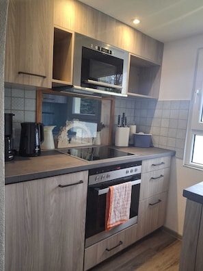 Fridge, microwave, oven, stovetop - Vacation home Hirschturmblick- Cozy vacation home with terrace and playground (Dippoldiswalde)