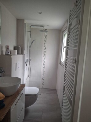 Dusche, Handtücher, Seife, Toilettenpapier