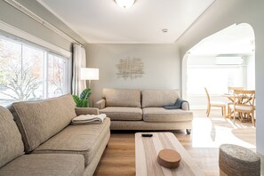 Smart TV - All New Cozy 2-bedroom apartment in lovely West Allis with AC, WiFi (West Allis)