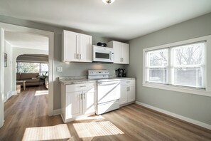 Fridge, microwave, oven, stovetop - All New Cozy 2-bedroom apartment in lovely West Allis with AC, WiFi (West Allis)