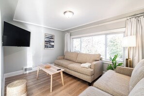 Smart TV - All New Cozy 2-bedroom apartment in lovely West Allis with AC, WiFi (West Allis)