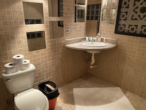 タオル、石鹸、トイレットペーパー