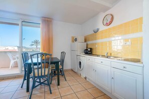 Fridge, microwave, stovetop, coffee/tea maker - Stylish Beachside Stay, Cap d'Agde (Agde)