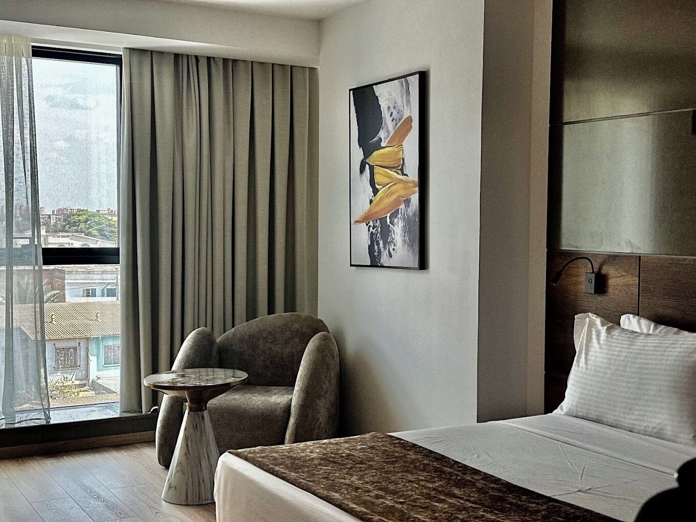 Camera con letto matrimoniale o 2 letti singoli | Minibar con snack e bevande gratuite, una scrivania, postazione laptop