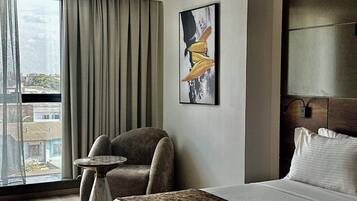 Dobbeltværelse med dobbeltseng eller 2 enkeltsenge | Gratis minibar, skrivebord, arbejdsområde til bærbare computere